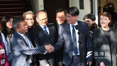 民進黨正副院長候選人游錫堃(左二)、蔡其昌(左一)拜會民眾黨立院黨團。(顏麟宇攝)