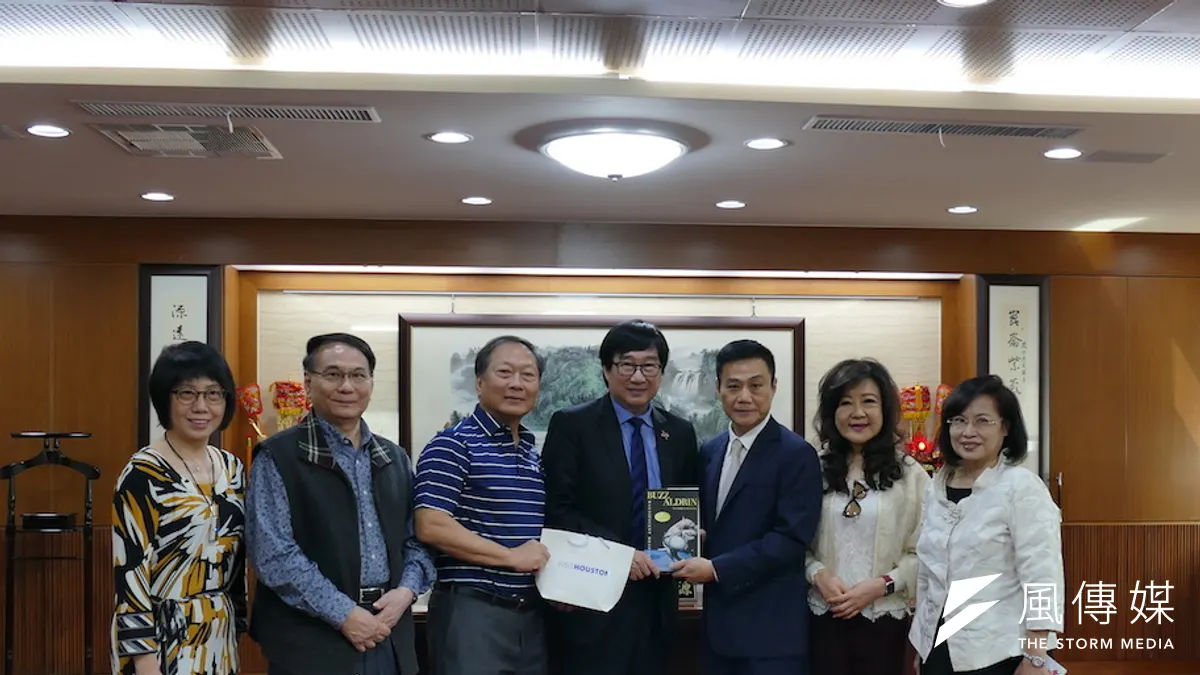 美國休士頓觀光局亞洲事務處長姚義至高雄市議會拜會議長許崑源。(圖/徐炳文攝) 美國休士頓觀光局亞洲事務處長姚義至高雄市議會拜會議長許崑源。(圖/徐炳文攝)