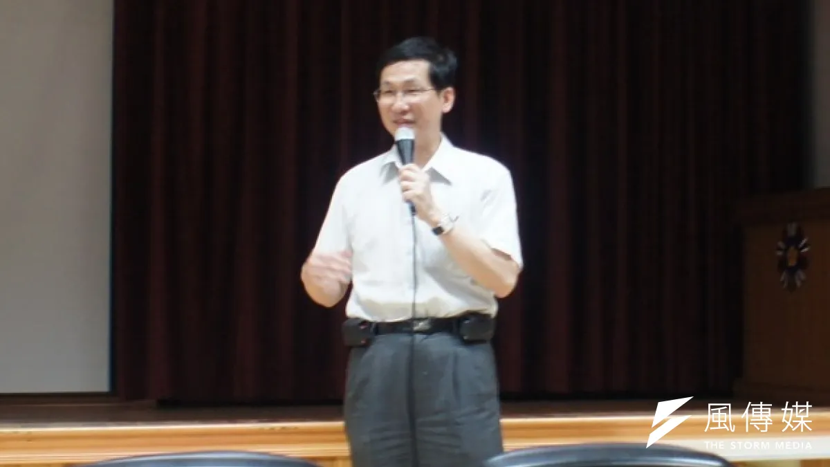 石富元為台大預防醫學所碩士,曾任衛生署台北區緊急應變中心執行長、台大醫院安全衛生室主任等。(取自嘉義市政府衛生局網站)