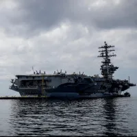 2026年3月30日,停靠在巴拿馬灣的美國海軍航空母艦尼米茲號。(美聯社) 2026年3月30日,停靠在巴拿馬灣的美國海軍航空母艦尼米茲號。(美聯社)
