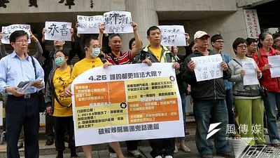 都更條例部分條文被裁定違憲,但立法院未能限期修法,社運團體16日到立院群賢樓外抗議。(吳逸驊攝)