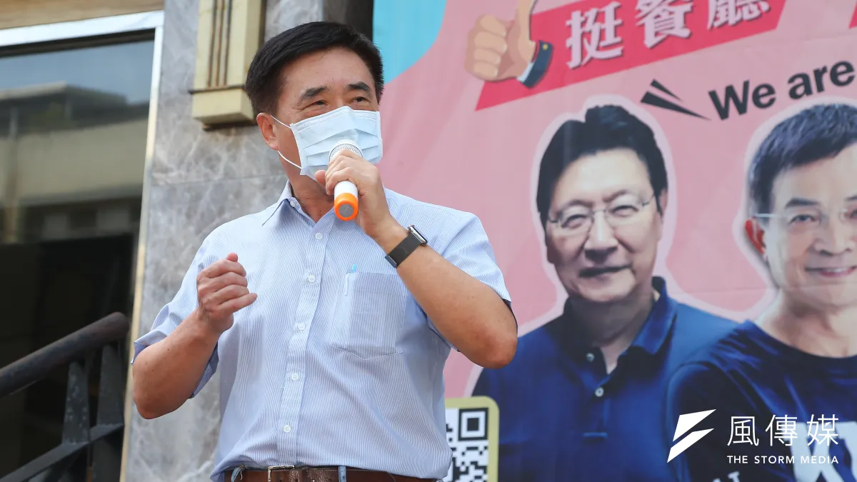 前台北市長郝龍斌31日在「愛心便當挺餐廳、挺弱勢」記者會後批評,在高端疫苗未證明有效性前,政府不應開放一般民眾施打。(顏麟宇攝)