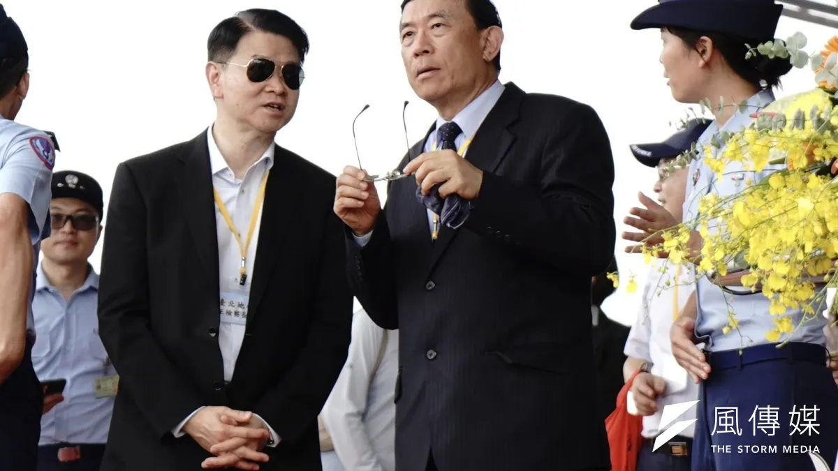 長期協助軍方抓共諜以反滲透,台北地檢署檢察長王俊力(左)、檢察總長邢泰釗(右)現身空軍嘉義基地。(資料照,張曜麟攝)