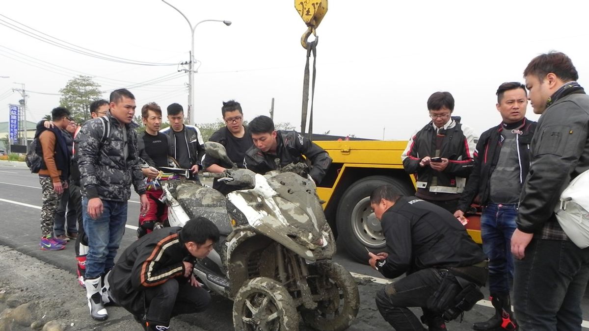 斗南三輪重機車犁田 疑變換車道失控 斗南三輪重機車犁田 疑變換車道失控