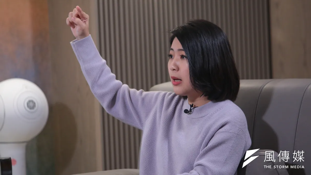 國民黨台北市議員徐巧芯18日出席黃暐瀚「下班瀚你聊」政論節目。(顏麟宇攝)