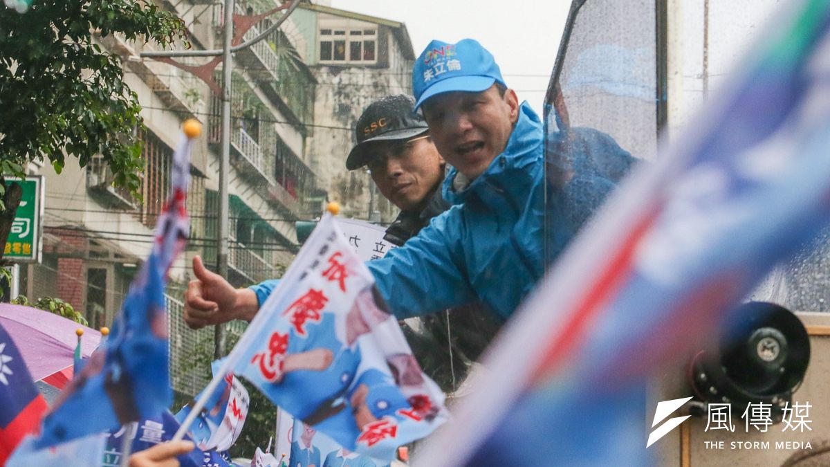 國民黨總統候選人朱立倫今日回防新北市,滂沱大雨中在中永和地區車隊掃街拜票。(陳明仁攝) 國民黨總統候選人朱立倫今日回防新北市,滂沱大雨中在中永和地區車隊掃街拜票。(陳明仁攝)