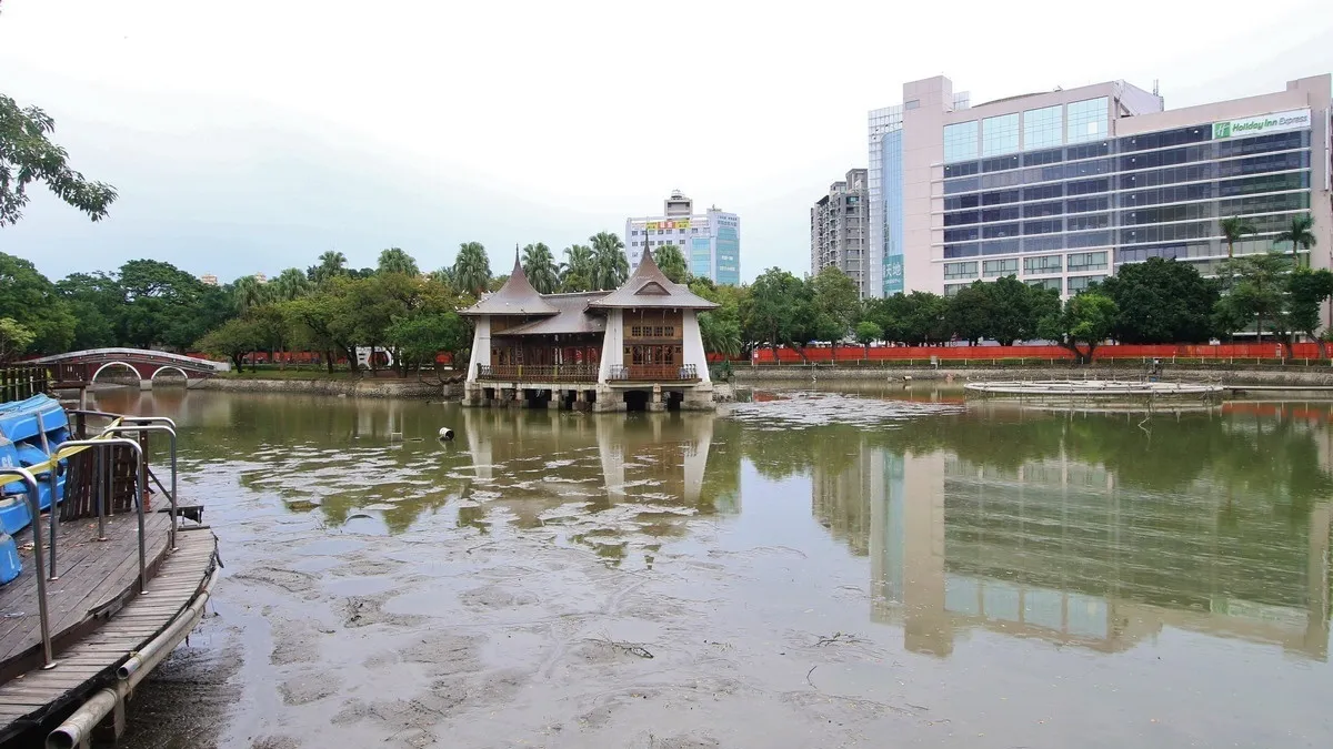 台中公園日月湖圍籬漆成綠色叫綠籬? 議員發飆