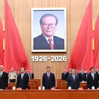 中国共産党の「五中全会」は10月に北京で開催される。台湾の国家安全当局筋によると、今回の五中全会では、中国の党・政府・軍の人事に大幅な異動があるという。写真中央は習近平国家主席と中国共産党幹部。(資料写真/AP通信) 中国共産党の「五中全会」は10月に北京で開催される。台湾の国家安全当局筋によると、今回の五中全会では、中国の党・政府・軍の人事に大幅な異動があるという。写真中央は習近平国家主席と中国共産党幹部。(資料写真/AP通信)