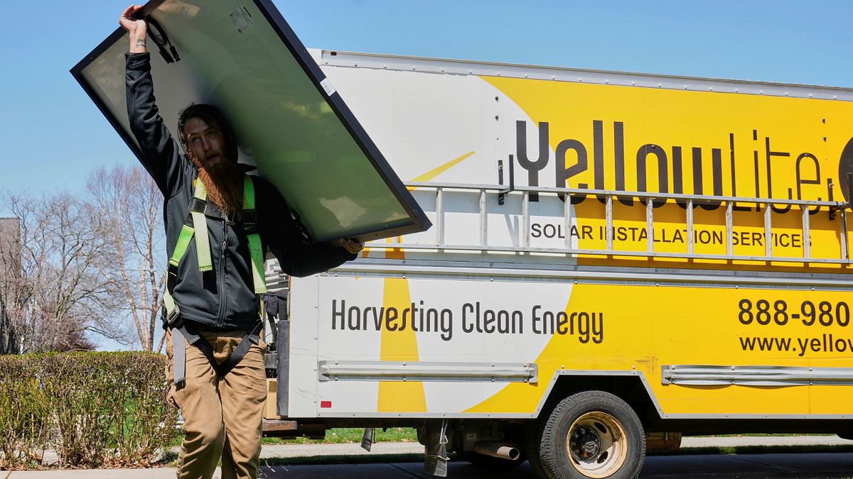 美國俄亥俄州工人替住家裝設太陽能發電組。(美聯社) 美國俄亥俄州工人替住家裝設太陽能發電組。(美聯社)