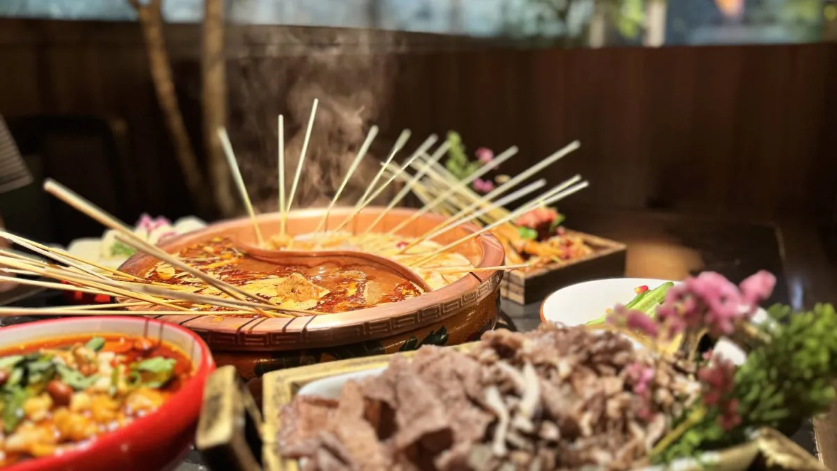成都正宗串串麻辣鍋吃法 ,獨特饗宴。(圖/上上籤餐飲文化提供)