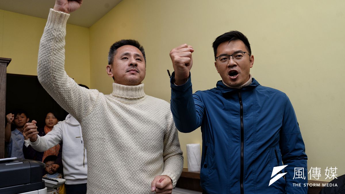 安定力量主席孫繼正(左)表示,投票率受氣候影響,但靠風雨倖存的政客,若還是繼續作秀,下一次就沒機會了。(甘岱民攝) 安定力量主席孫繼正(左)表示,投票率受氣候影響,但靠風雨倖存的政客,若還是繼續作秀,下一次就沒機會了。(甘岱民攝)