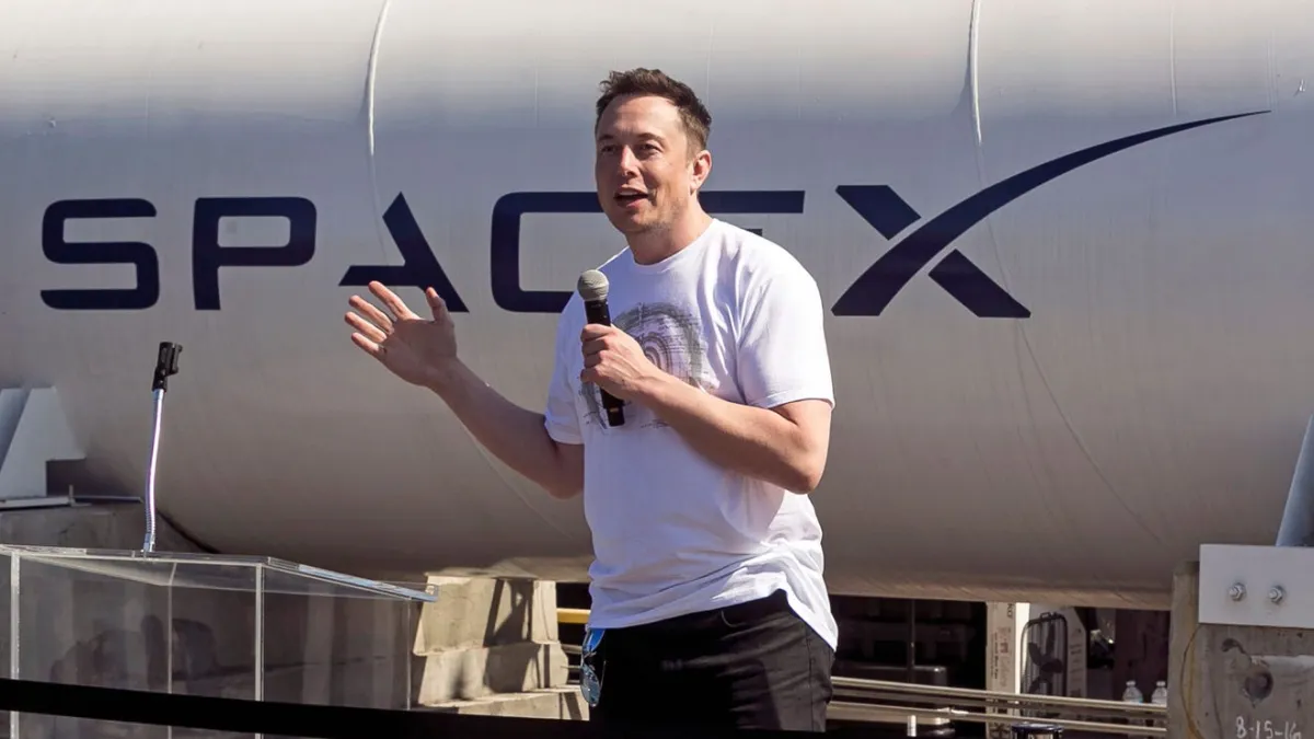 SpaceX遭對手貝佐斯創辦的藍源(Blue Orgin)挑戰NASA登月計畫合約,馬斯克透過推文回嗆該公司無法登上軌道。(美聯社)