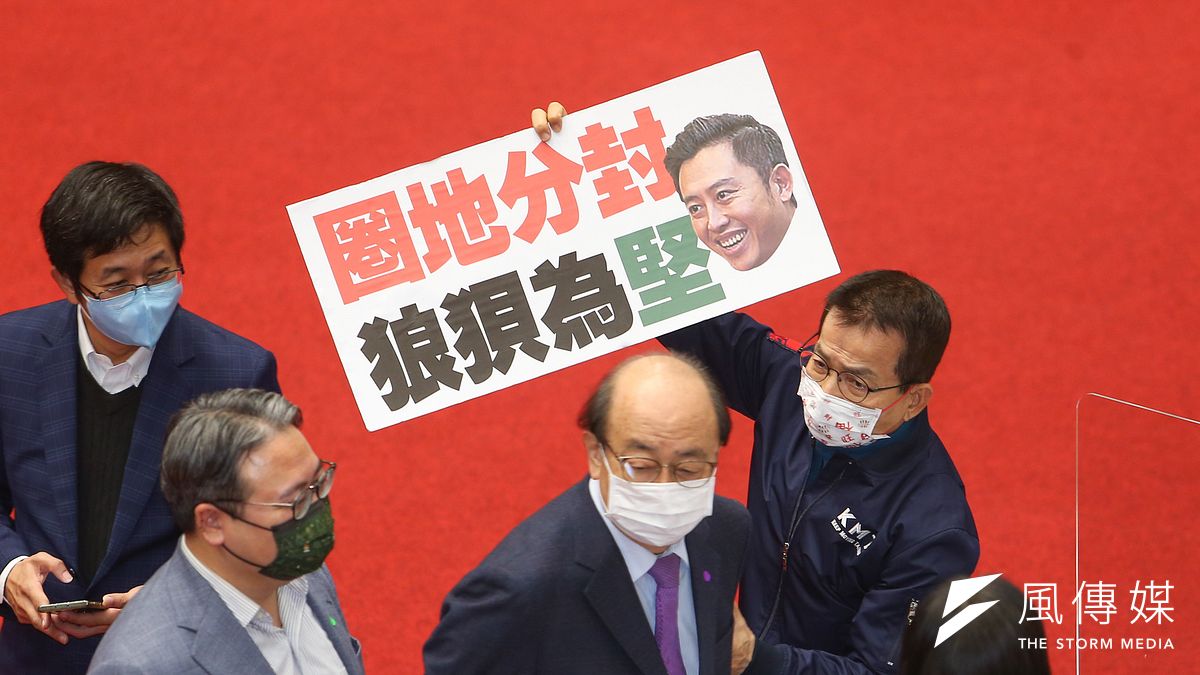 民進黨團24日擬將地制法修法草案逕付二讀,國民黨立委賴士葆(右)舉著「圈地分封,狼狽為堅(林智堅)」標語給民進黨總召柯建銘(左)觀看。(資料照,顏麟宇攝) 民進黨團24日擬將地制法修法草案逕付二讀,國民黨立委賴士葆(右)舉著「圈地分封,狼狽為堅(林智堅)」標語給民進黨總召柯建銘(左)觀看。(資料照,顏麟宇攝)