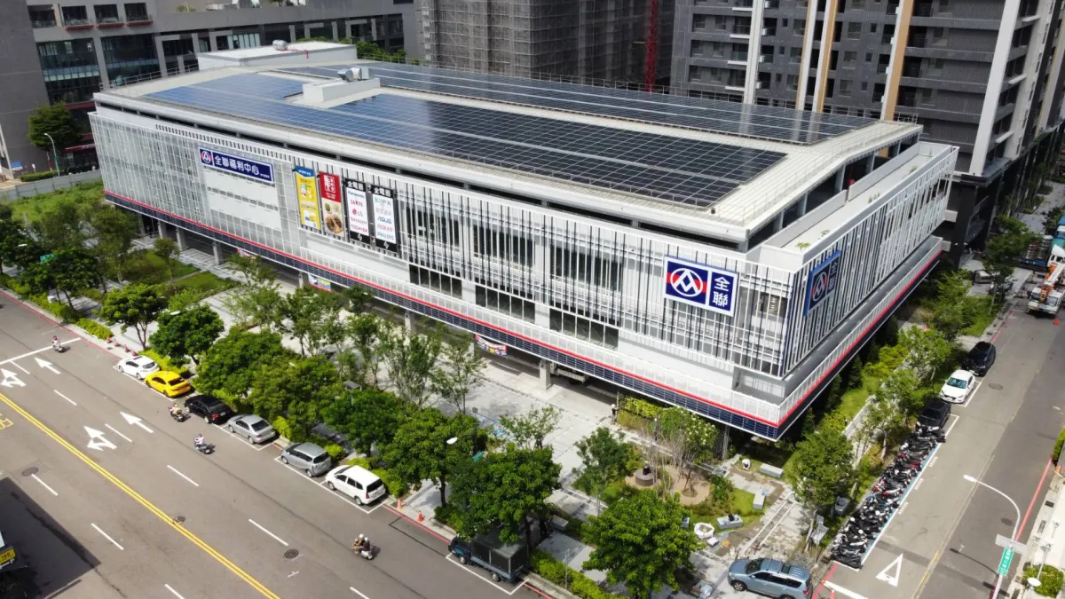 位於台中市東區,全台坪數最大的複合店全聯台中「進德店」將於7 月18日上午 8 時正式開幕!規劃地上四層樓,除一樓全聯賣場及電器品牌專櫃外,二樓將規劃餐飲服務,三樓則引進健身工廠。(圖/全聯提供)