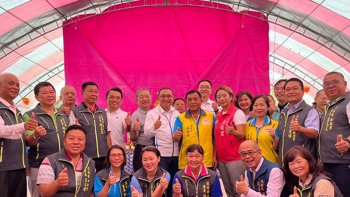 新北市長侯友宜與現場貴賓合影。(圖/新北市民政局提供) 新北市長侯友宜與現場貴賓合影。(圖/新北市民政局提供)