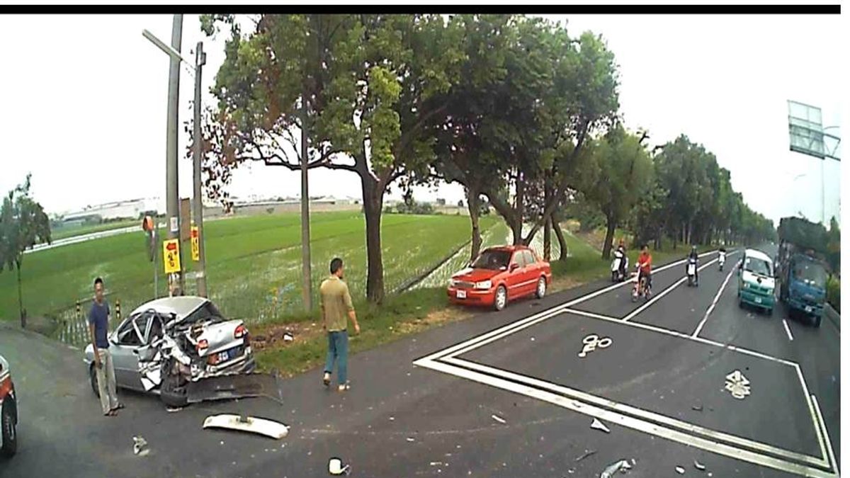 雲林台一線發生對撞車禍 警消迅速搶救受困民眾 雲林台一線發生對撞車禍 警消迅速搶救受困民眾