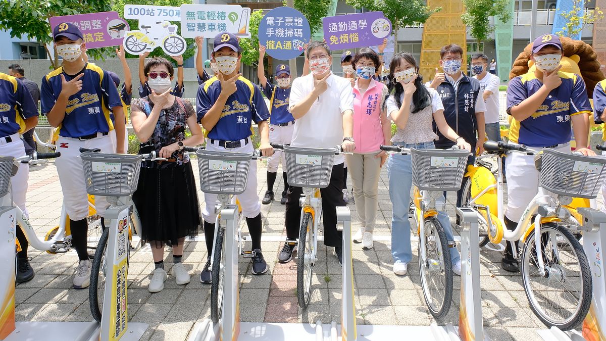 縣長楊文科(右三)與微笑單車公司董事長劉麗珠(左二)啟動竹北市35站共270輛車,正式宣告「新竹縣通學、通勤更方便!」。(圖/新竹縣政府提供) 縣長楊文科(右三)與微笑單車公司董事長劉麗珠(左二)啟動竹北市35站共270輛車,正式宣告「新竹縣通學、通勤更方便!」。(圖/新竹縣政府提供)