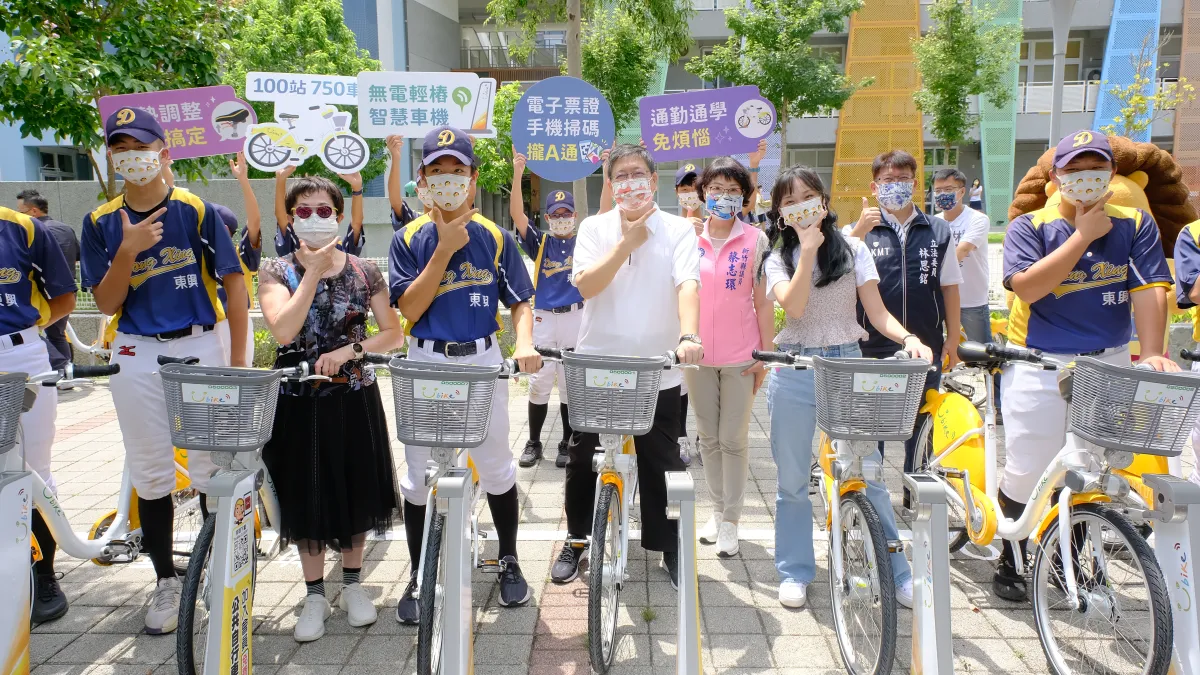 縣長楊文科(右三)與微笑單車公司董事長劉麗珠(左二)啟動竹北市35站共270輛車,正式宣告「新竹縣通學、通勤更方便!」。(圖/新竹縣政府提供)