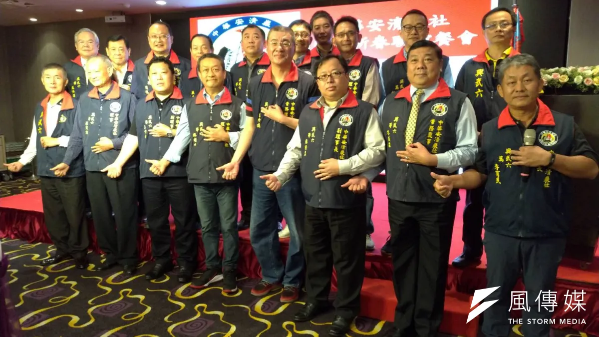 第五屆中華安清巖社理監事會暨新春聯誼餐會在高雄舉行,新任理事長廖雄中(前排左四)與來自各地會員團拜。(圖/徐炳文攝)