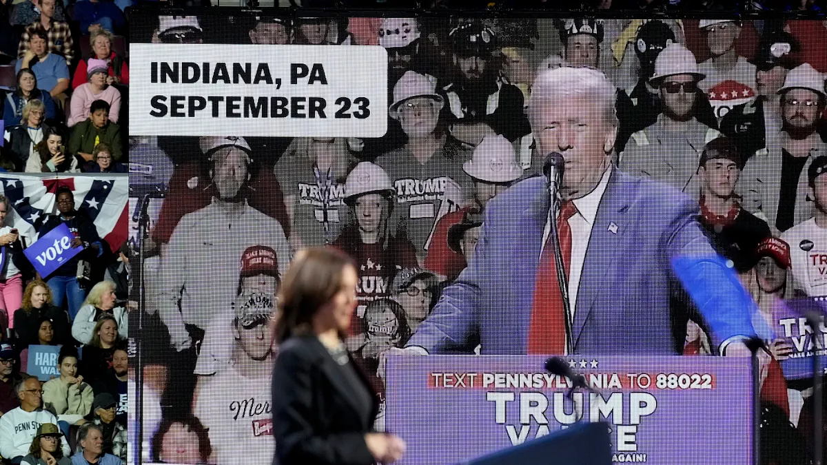 賀錦麗在賓州造勢,現場大螢幕正在播放川普的發言畫面。(美聯社)