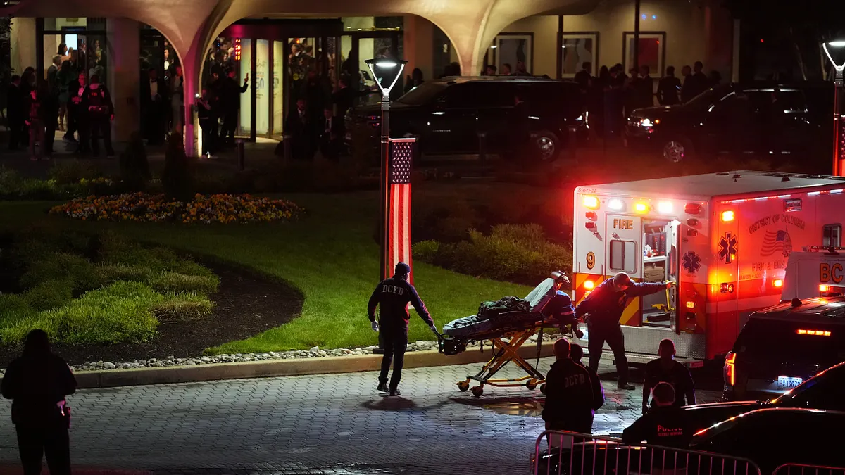 2026年4月25日,白宮記者晚宴響起槍聲,現場有人被送上救護車。(美聯社)