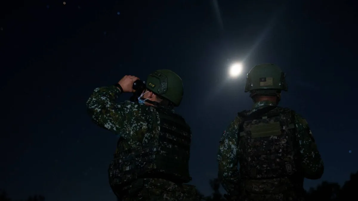 金門、馬祖等地連日有多批次無人機近迫,官兵持望遠鏡緊盯夜空畫面。(國防部提供)