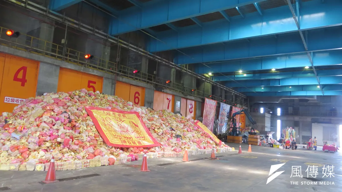 嘉義縣紙錢集中燒誠心又環保,61公噸紙錢市價逾千萬元難回收再利用。(圖/謝敏政攝)