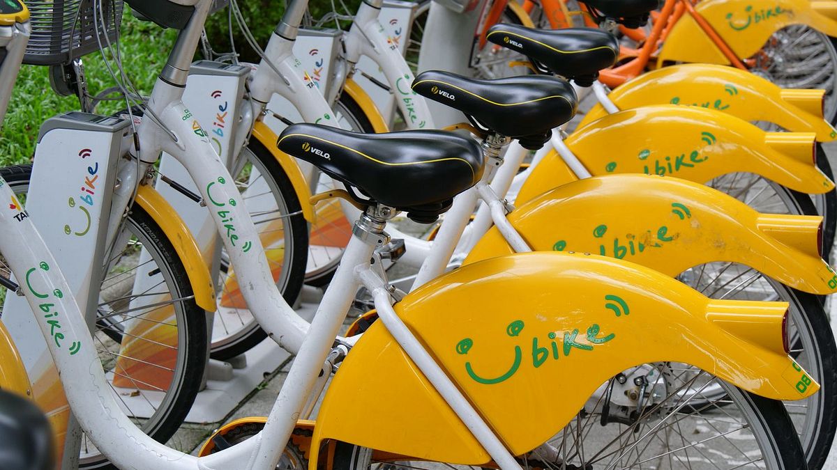 根據道路交通安全規則,自行車屬於慢車,因此不得行駛於人行道,只能在慢車道或是靠右,但慢車道上還是有汽機車行駛,且通常速度都保持在最高速限附近(40公里/每小時),除非長期進行專業訓練,否則一般民眾騎乘自行車的時候無法跟上車流,使得汽機車需要閃避或減速,若因此造成車禍也在預料之中。(圖/新北市交通局提供) 根據道路交通安全規則,自行車屬於慢車,因此不得行駛於人行道,只能在慢車道或是靠右,但慢車道上還是有汽機車行駛,且通常速度都保持在最高速限附近(40公里/每小時),除非長期進行專業訓練,否則一般民眾騎乘自行車的時候無法跟上車流,使得汽機車需要閃避或減速,若因此造成車禍也在預料之中。(圖/新北市交通局提供)