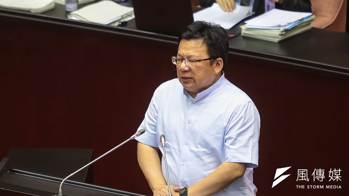 民進黨立委李俊俋在民進黨敗選後喊出「中生代全面接班」,卻被質疑「搶位爭權」,他29日表示,他樂見此說被大家廣泛討論,但請「對事不對人」。(資料照,顏麟宇攝) 民進黨立委李俊俋在民進黨敗選後喊出「中生代全面接班」,卻被質疑「搶位爭權」,他29日表示,他樂見此說被大家廣泛討論,但請「對事不對人」。(資料照,顏麟宇攝)