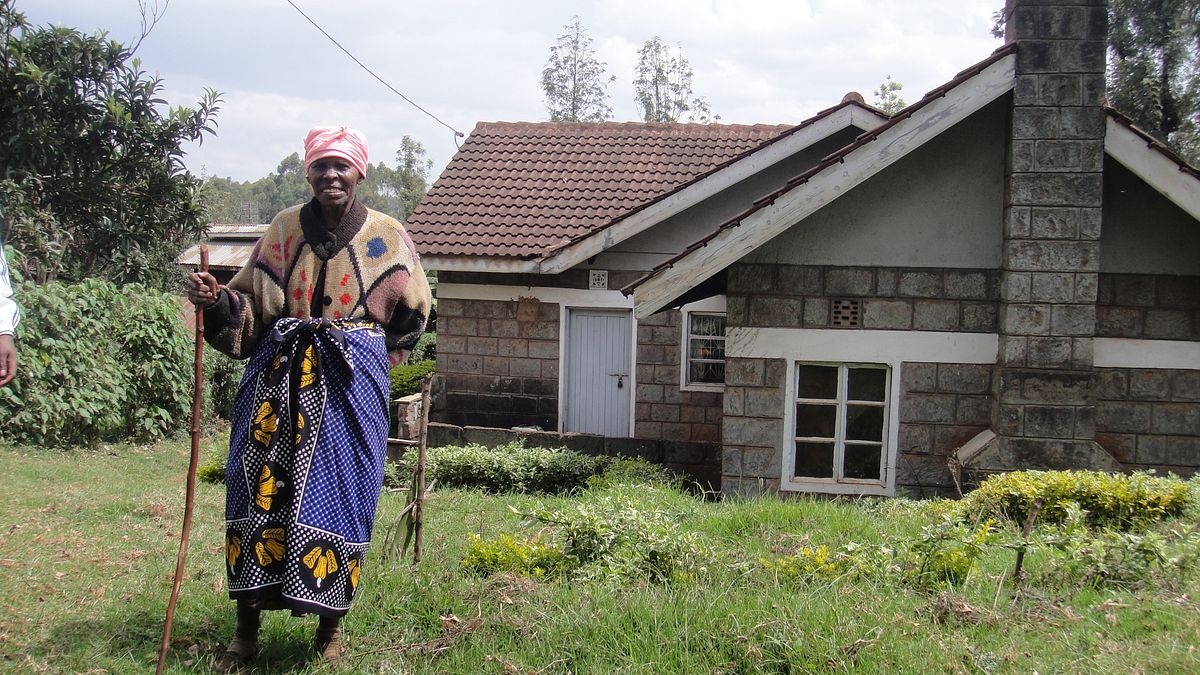 David阿姨的神情,陷入深深的回憶裡,笑容,依然有著當年的自信與風采。(圖/謝幸吟提供) David阿姨的神情,陷入深深的回憶裡,笑容,依然有著當年的自信與風采。(圖/謝幸吟提供)