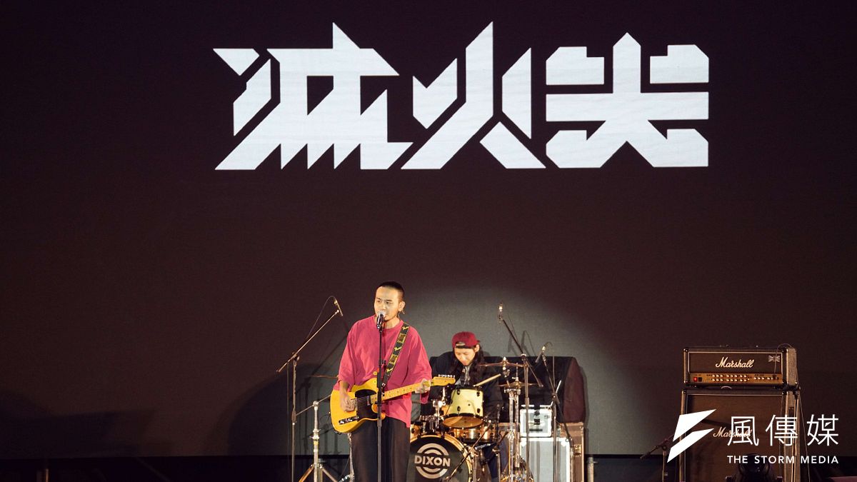滅火器樂團出席3日晚間的「蔡英文社群之夜」,首度演唱蔡英文2020競選歌曲。(盧逸峰攝) 滅火器樂團出席3日晚間的「蔡英文社群之夜」,首度演唱蔡英文2020競選歌曲。(盧逸峰攝)