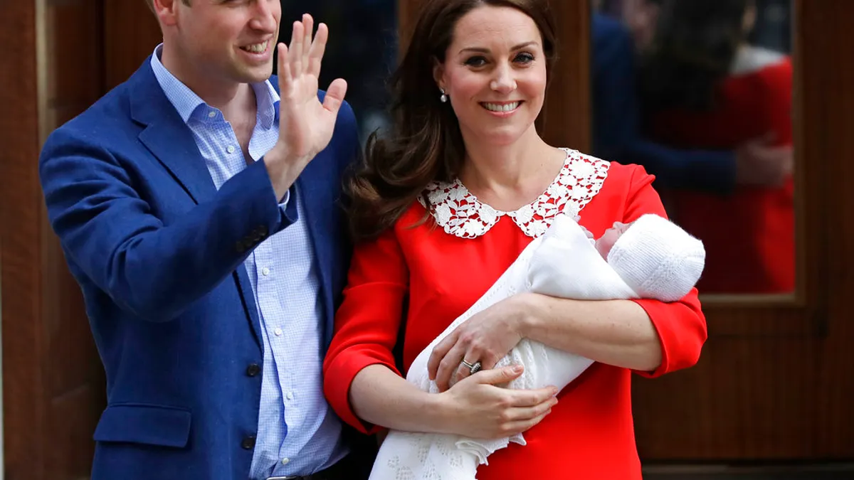 威廉王子、凱特王妃跟剛剛出生的小王子首次公開亮相。(美聯社)