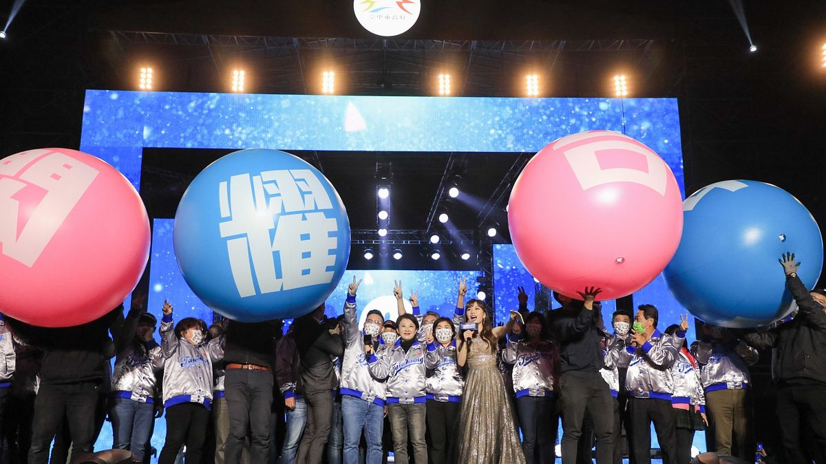 水湳中央公園跨年夜活動台中市長盧秀燕致詞時說,「2022幸福台中!新年快樂!」盧市長以3秒-12字簡短致詞,突破前幾年紀錄,贏得台下觀眾好評。(圖/台中市政府) 水湳中央公園跨年夜活動台中市長盧秀燕致詞時說,「2022幸福台中!新年快樂!」盧市長以3秒-12字簡短致詞,突破前幾年紀錄,贏得台下觀眾好評。(圖/台中市政府)