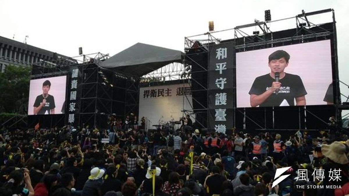 佔領行動總指揮之一的陳為廷向凱道群眾講話時說,「有人問他人少許麼辦?他也不知道,但我們就想辦法讓人多吧。」場下響起一片掌聲。(取自台大新聞E論壇) 佔領行動總指揮之一的陳為廷向凱道群眾講話時說,「有人問他人少許麼辦?他也不知道,但我們就想辦法讓人多吧。」場下響起一片掌聲。(取自台大新聞E論壇)