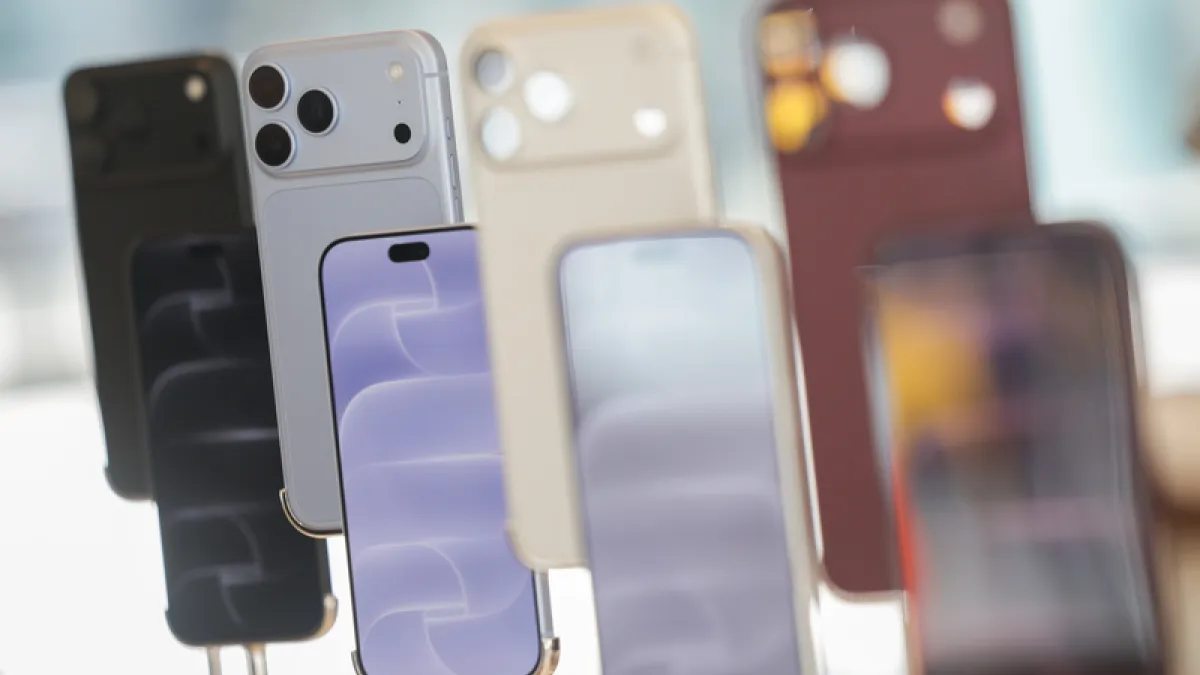 iPhone 18 Pro新機開賣(1) 蘋果iPhone 18系列新手機19日開賣,Pro系列新機搭載台積電2奈米製程A20 Pro晶片,配備iPhone歷來最先進的Pro相機系統,全新4800萬像素融合主相機首度加入可變光圈,電池續航力與效能也大幅躍升,並提供黑色、銀色、冰川藍色及勃根地紅色4款色彩。(中央社)