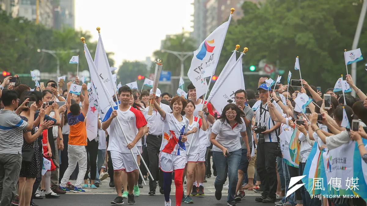 臺北世大運聖火返臺駐火儀式.由我國首面奧運金牌得主陳詩欣任最後一站的火炬手護送聖火.交接給台北市長柯文哲完成。(陳明仁攝) 臺北世大運聖火返臺駐火儀式.由我國首面奧運金牌得主陳詩欣任最後一站的火炬手護送聖火.交接給台北市長柯文哲完成。(陳明仁攝)