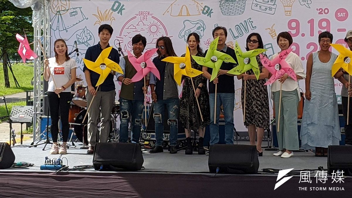 綠生活音樂節出席來賓手持風車象徵綠生活音樂節的精神。(圖/新北市文化局提供) 綠生活音樂節出席來賓手持風車象徵綠生活音樂節的精神。(圖/新北市文化局提供)