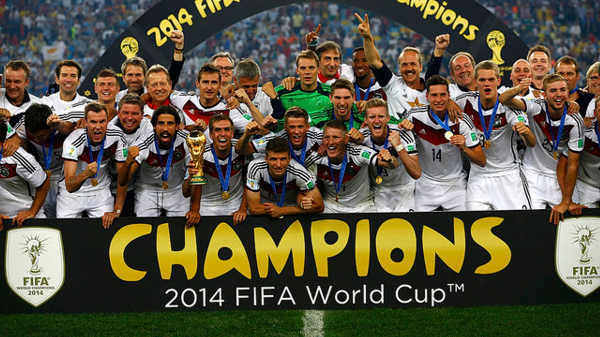 德國隊奪冠後與大力神盃合影留念(圖/http://goo.gl/Fseqxw) 德國隊奪冠後與大力神盃合影留念(圖/http://goo.gl/Fseqxw)