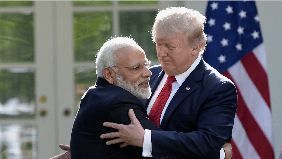 2017年1月26日。美國總統川普與印度總理莫迪在白宮前相擁。(AP) 2017年1月26日。美國總統川普與印度總理莫迪在白宮前相擁。(AP)