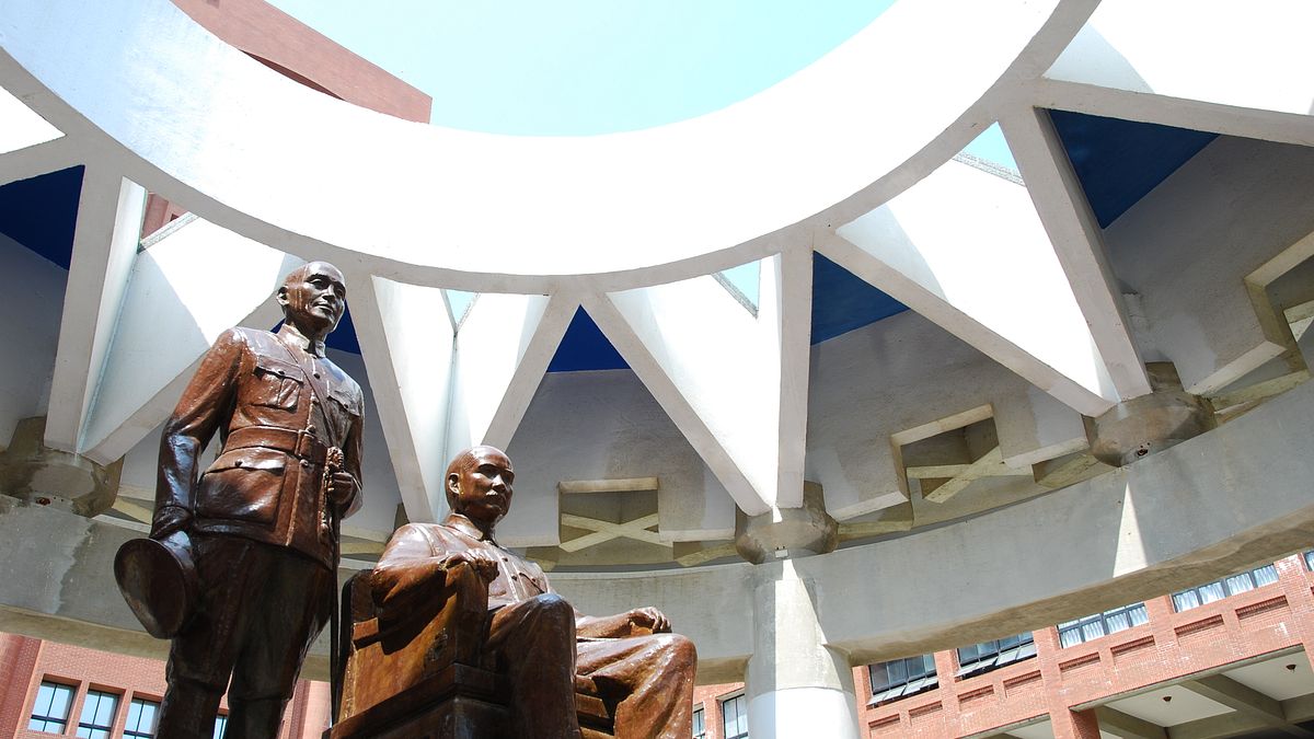 中山大學校內國父與蔣公銅像。(取自中山大學官網) 中山大學校內國父與蔣公銅像。(取自中山大學官網)