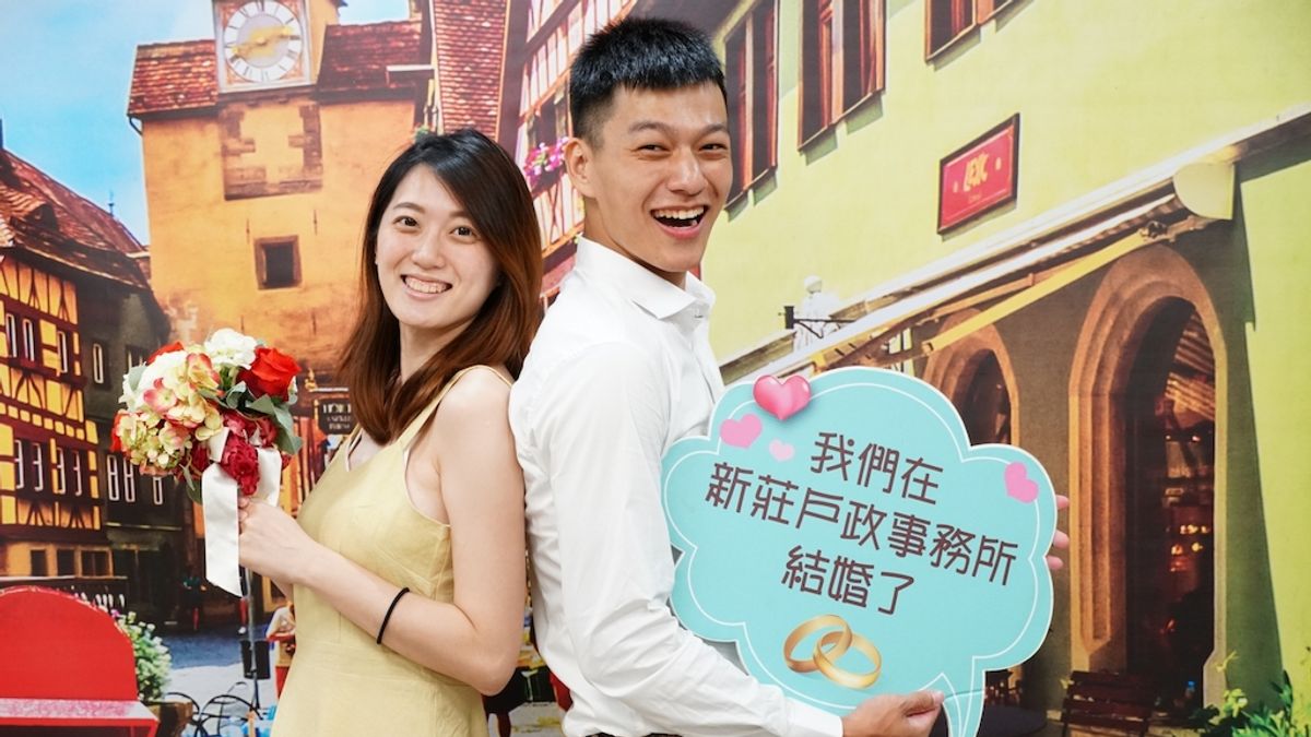 市民於新莊戶政結婚登記,準備在新北安居樂業。(圖/新北市民政局提供) 市民於新莊戶政結婚登記,準備在新北安居樂業。(圖/新北市民政局提供)