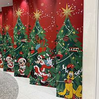 ディズニーストアは、サンタクロース姿のミッキー&フレンズなどをデザインした「DISNEY CHRISTMAS」コレクションを11月4日より順次発売。全国の店舗とオンラインで、心温まるホリデーシーズンを彩る。(写真/「ディズニーストア クリスマス」@ディズニーフラッグシップ東京提供) ディズニーストアは、サンタクロース姿のミッキー&フレンズなどをデザインした「DISNEY CHRISTMAS」コレクションを11月4日より順次発売。全国の店舗とオンラインで、心温まるホリデーシーズンを彩る。(写真/「ディズニーストア クリスマス」@ディズニーフラッグシップ東京提供)