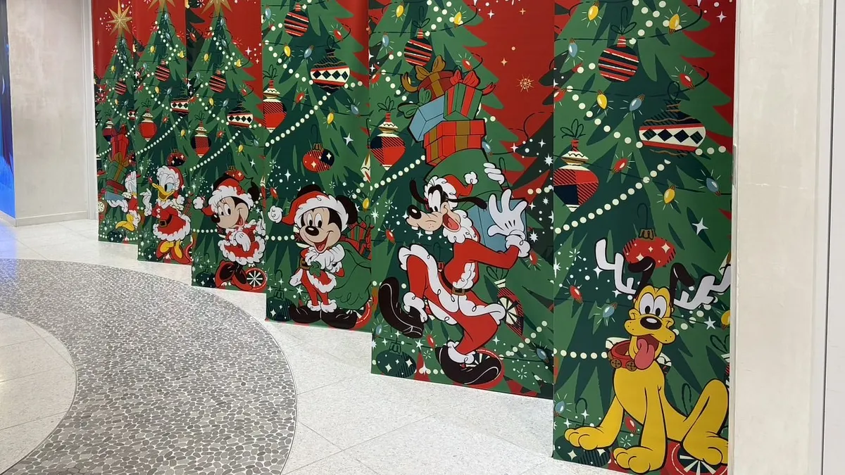 ディズニーストアは、サンタクロース姿のミッキー&フレンズなどをデザインした「DISNEY CHRISTMAS」コレクションを11月4日より順次発売。全国の店舗とオンラインで、心温まるホリデーシーズンを彩る。(写真/「ディズニーストア クリスマス」@ディズニーフラッグシップ東京提供) ディズニーストアは、サンタクロース姿のミッキー&フレンズなどをデザインした「DISNEY CHRISTMAS」コレクションを11月4日より順次発売。全国の店舗とオンラインで、心温まるホリデーシーズンを彩る。(写真/「ディズニーストア クリスマス」@ディズニーフラッグシップ東京提供)