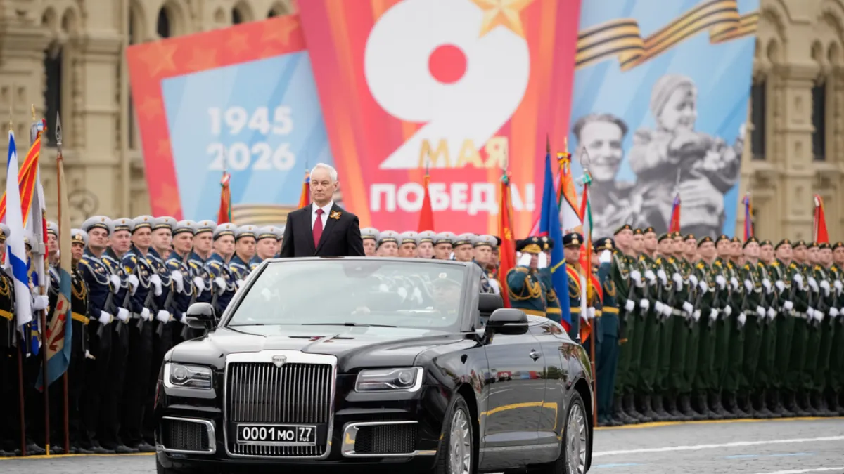 俄羅斯國防部長貝洛索夫(Andrei Belousov)搭車校閱紅場部隊。(美聯社)