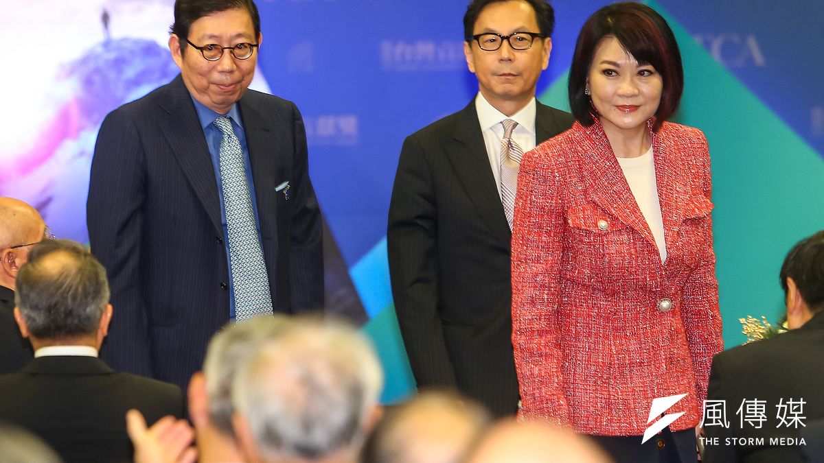 蔡明興(左)為力挺國內經濟,富邦金控及旗下子公司將有近7億元預算投入國內旅遊與消費,期盼為下半年國內消費注入活水。(顏麟宇攝) 蔡明興(左)為力挺國內經濟,富邦金控及旗下子公司將有近7億元預算投入國內旅遊與消費,期盼為下半年國內消費注入活水。(顏麟宇攝)