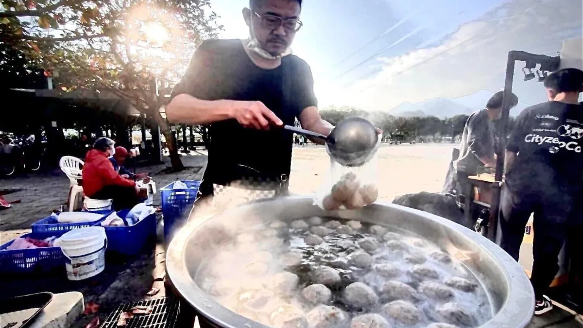 已經擁有四家店面和一間工廠,楊中化仍堅持每個周六日擺攤捏貢丸、煮貢丸。(圖:楊中化提供)