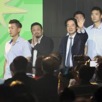 賴清德政府最終決定派勞動部長洪申翰赴陸出席APEC會議,就算北京搬出「一中原則」也不缺席抗議,究竟葫蘆裡賣什麼藥?賴清德真的想改善兩岸關係?(中央社) 賴清德政府最終決定派勞動部長洪申翰赴陸出席APEC會議,就算北京搬出「一中原則」也不缺席抗議,究竟葫蘆裡賣什麼藥?賴清德真的想改善兩岸關係?(中央社)