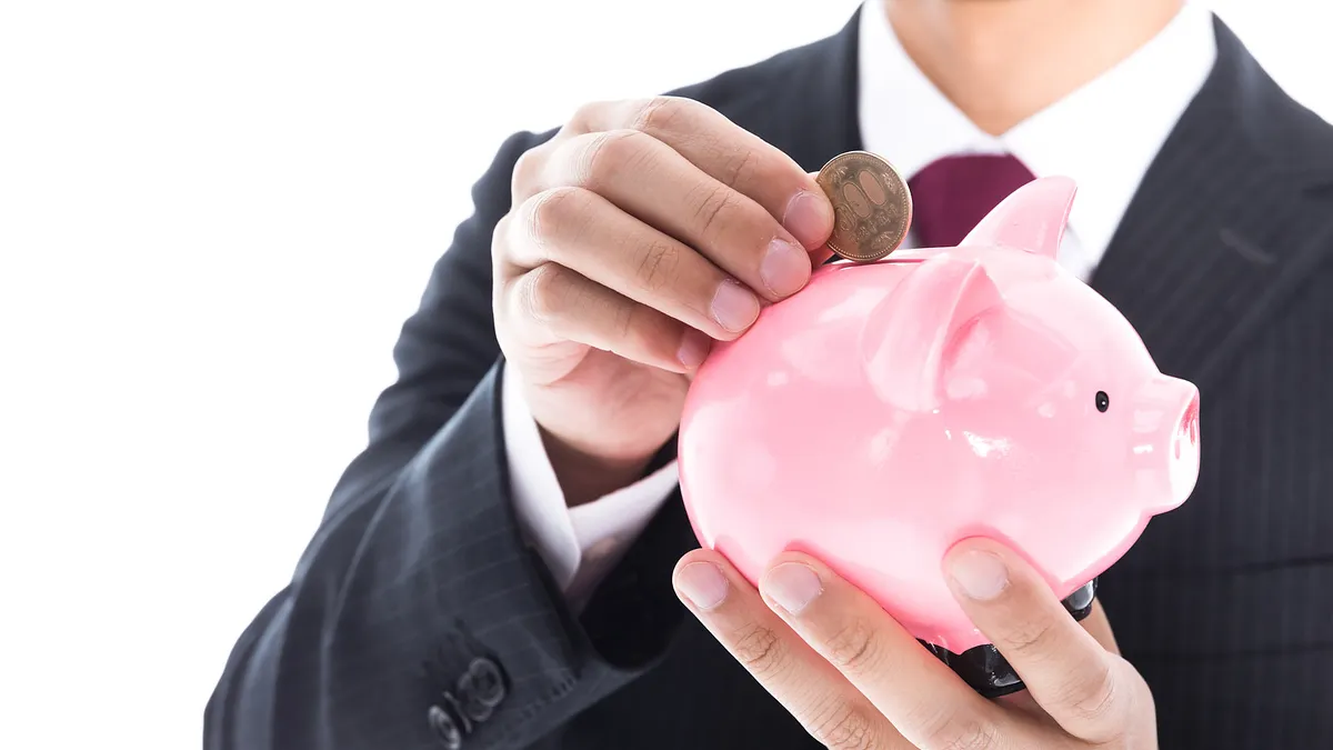 擔心退休後錢不夠用嗎?投資年金險或許是一種選擇。(示意圖/pakutaso)