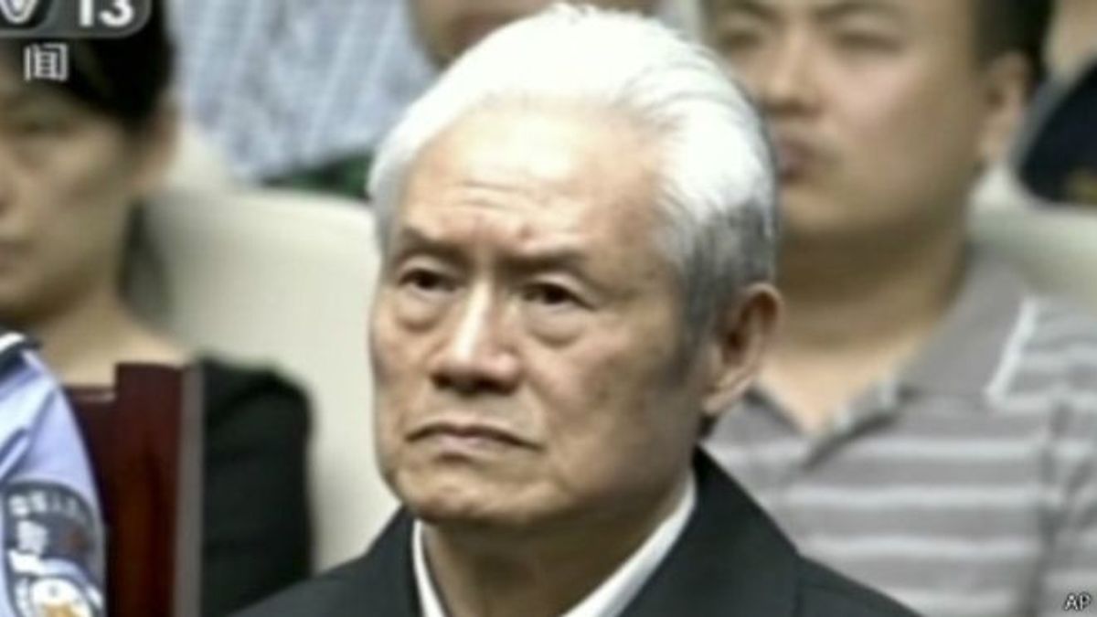 周永康在電視上的短暫露面中,青絲不見,一頭白髮,倒是與他72歲的年齡更相得益彰。(BBC中文網) 周永康在電視上的短暫露面中,青絲不見,一頭白髮,倒是與他72歲的年齡更相得益彰。(BBC中文網)