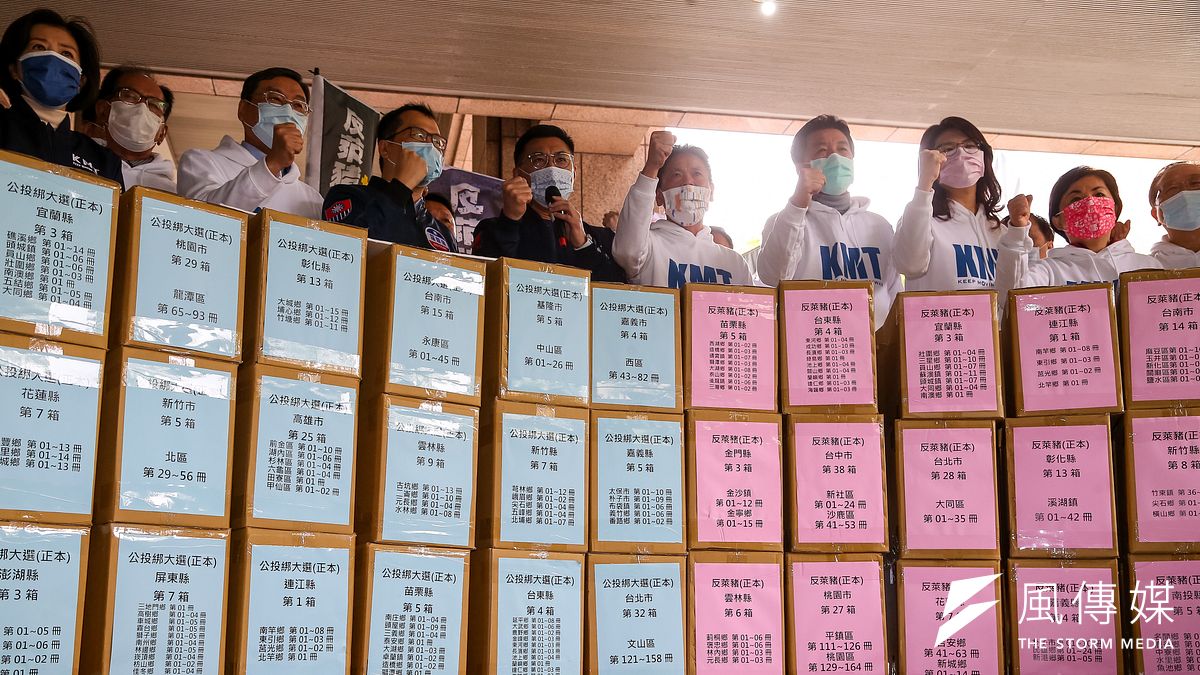 國民黨主席江啟臣(左五)、國民黨立委林為洲(右五)9日將反萊豬、公投綁大選2項公投案送件至中選會。(顏麟宇攝) 國民黨主席江啟臣(左五)、國民黨立委林為洲(右五)9日將反萊豬、公投綁大選2項公投案送件至中選會。(顏麟宇攝)